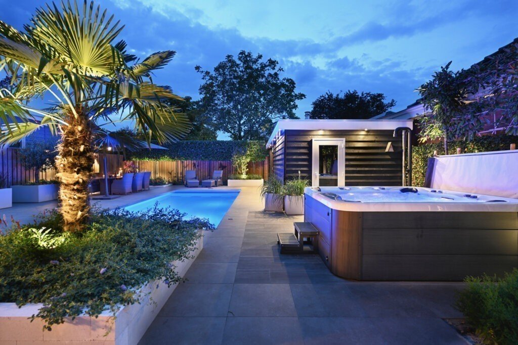 Spa bad in de tuin langs zwembad